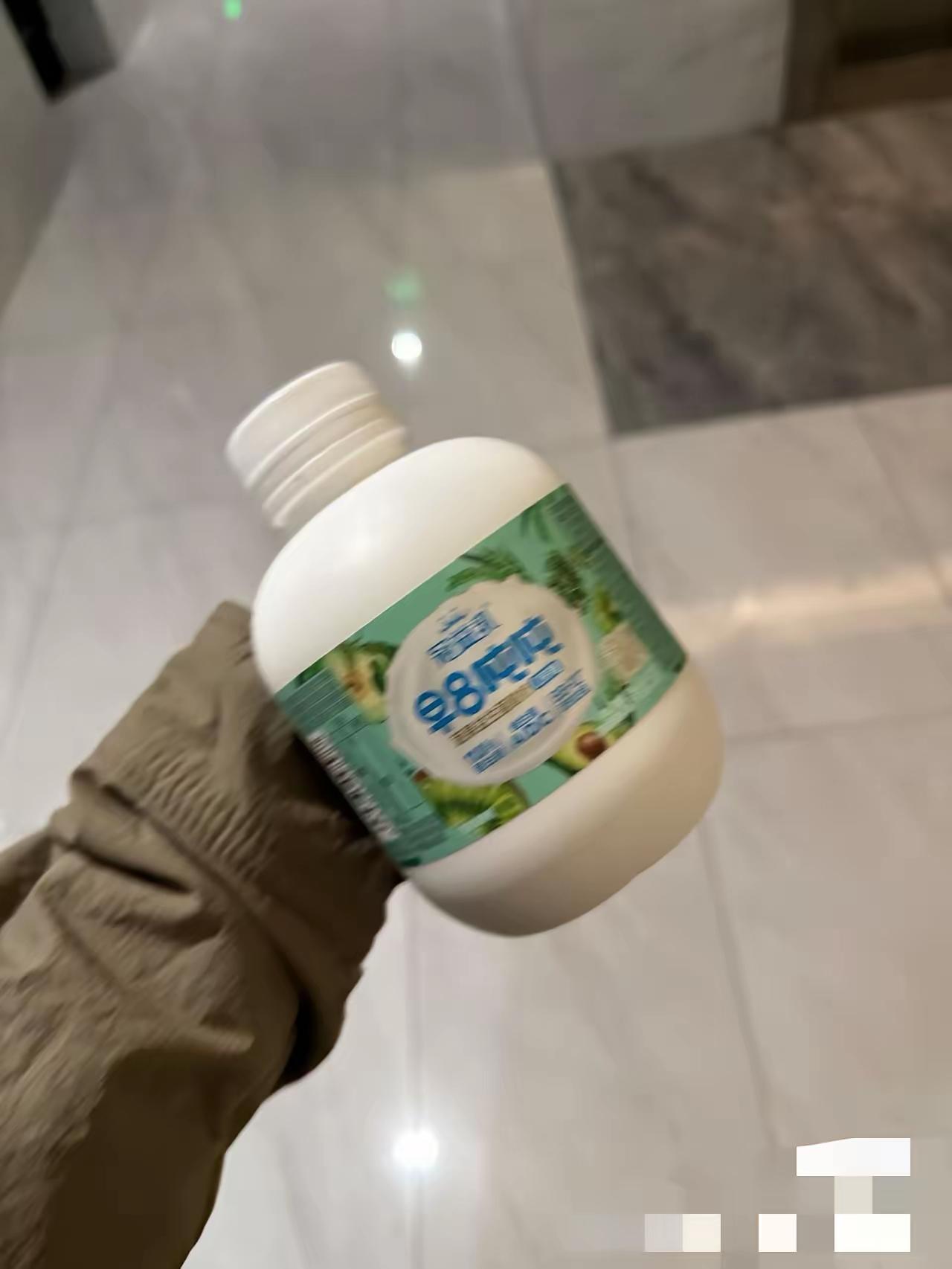 主管今天悄悄问我：你现在一个月多少钱？我反应了一下4000块啊她停顿了一下