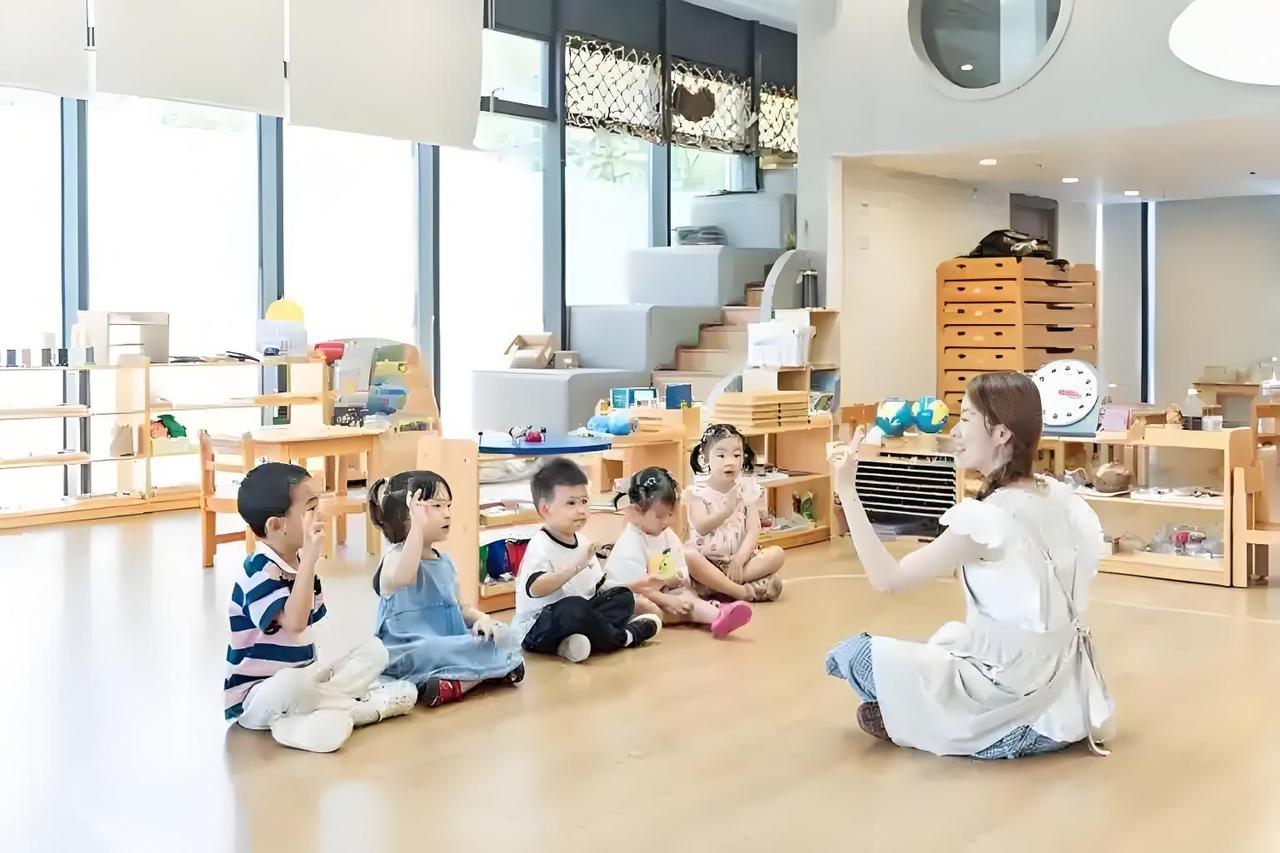 解决家庭幼儿托育问题，得从多方面下手。目前，超1/3家庭有托育需求，可我国婴幼儿