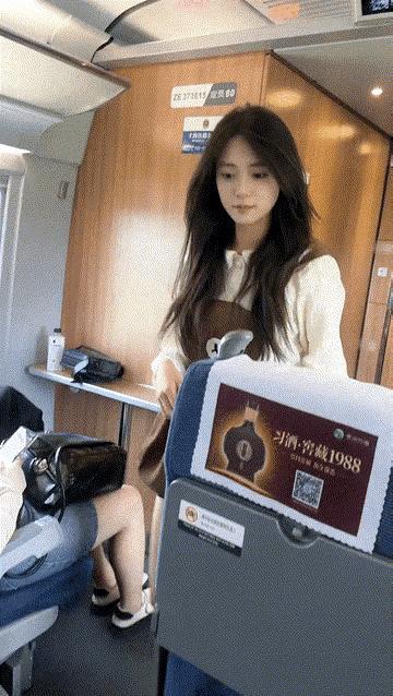 和漂亮的女同事出差，我太难了！