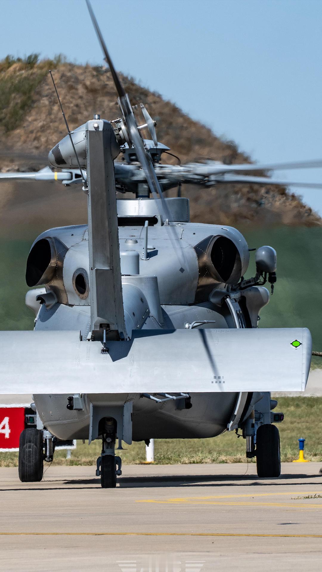 鸡屁股高清大图，少见的机屁股照片，可以清楚的看到直-20标志性的巨大水平尾翼，和