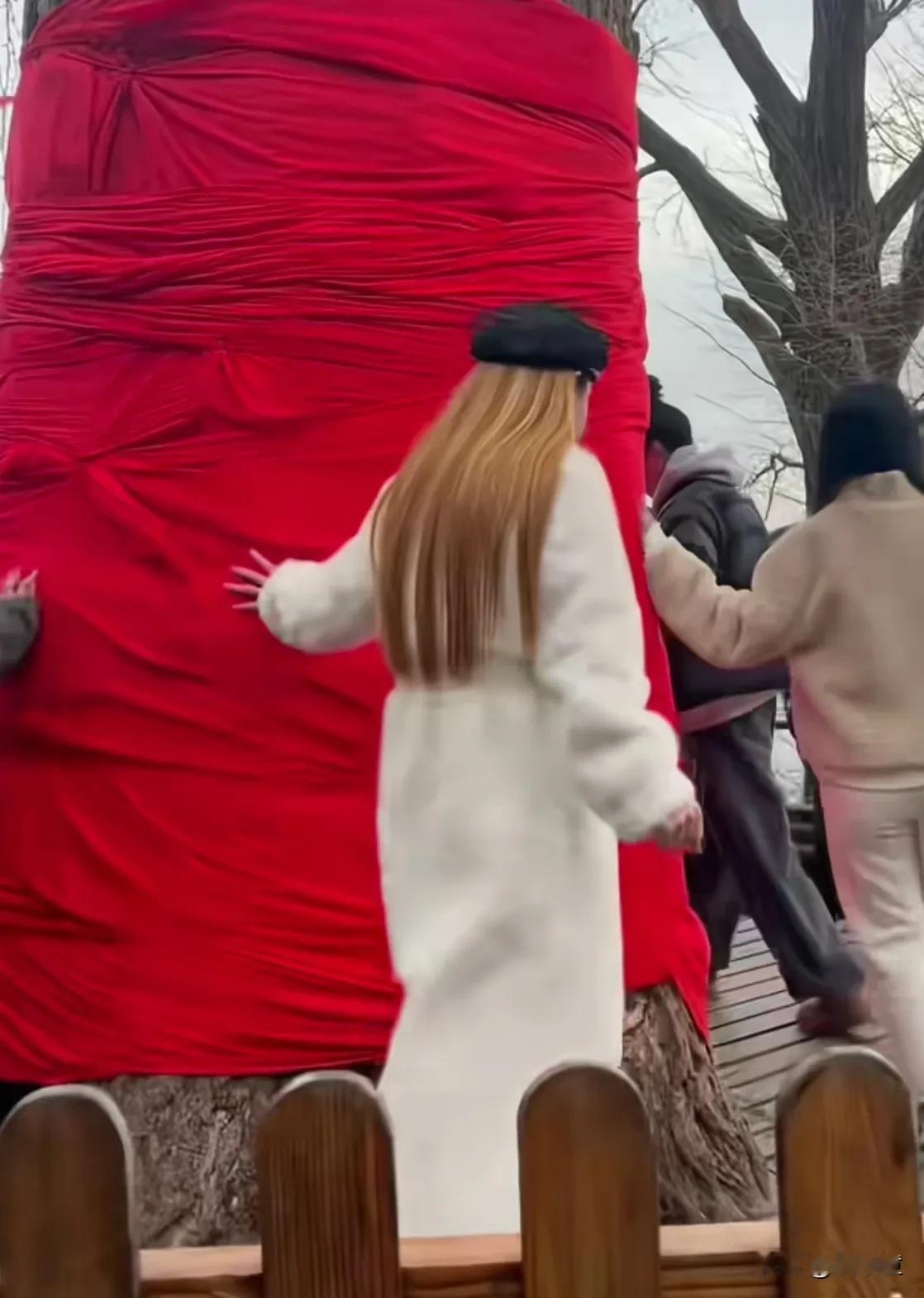 李易峰不在娱乐圈，这身材保持的依旧很好！有网友拍到，李易峰与助理一起现身大孤山