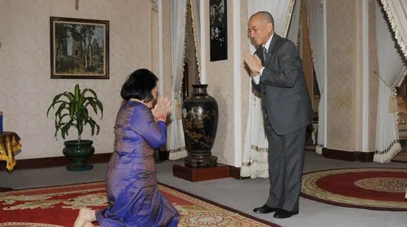 西哈莫尼国王的母亲莫尼列太后是四国混血，拥有柬埔寨，中国、法国、意大利血统。但是