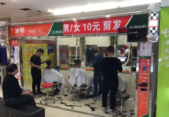 西安今年出现一个奇怪现象，10元快剪几乎每条街都有，而且生意非常火爆，反观其它理
