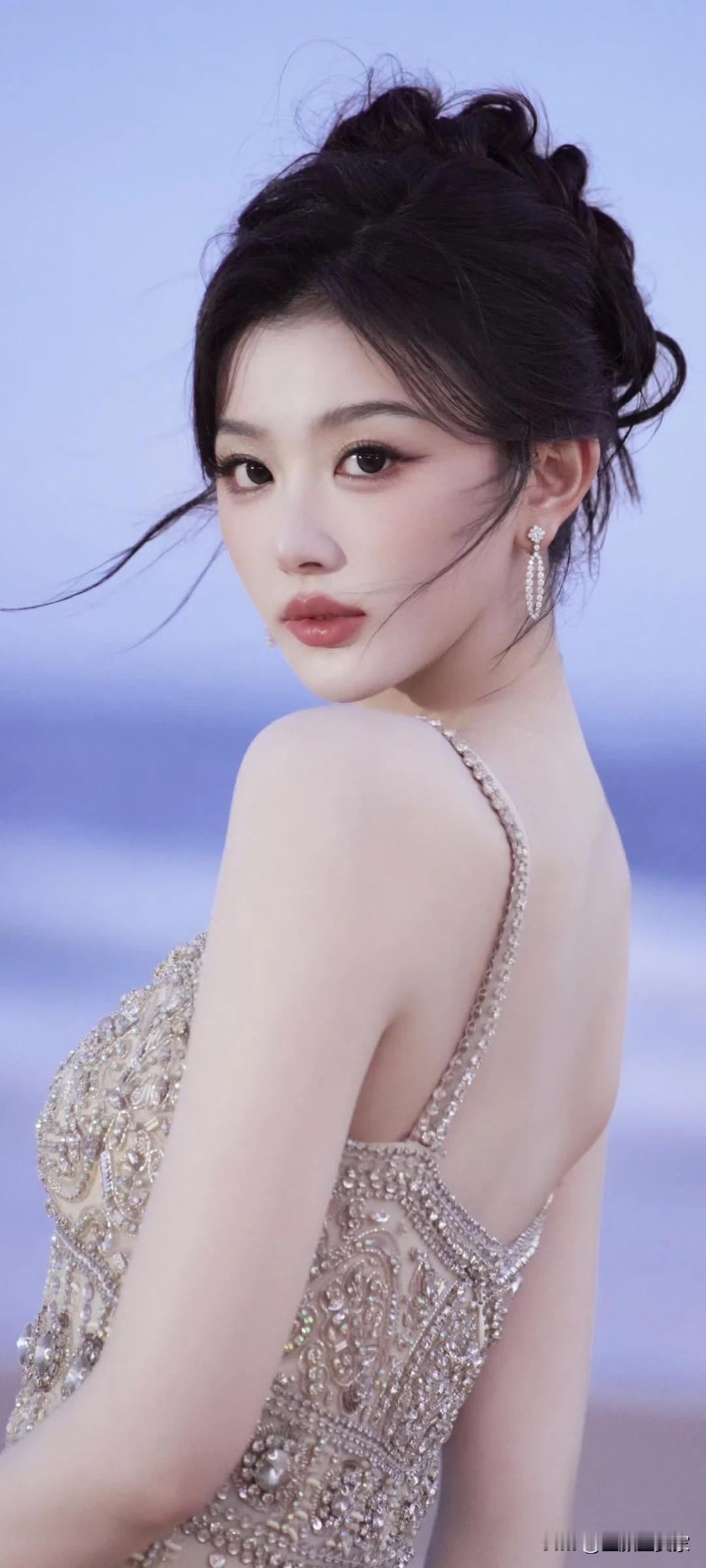 孔雪儿壁纸～ 自带柔光滤镜的海边大片！发间碎发都在散发魅力！记录我的2026