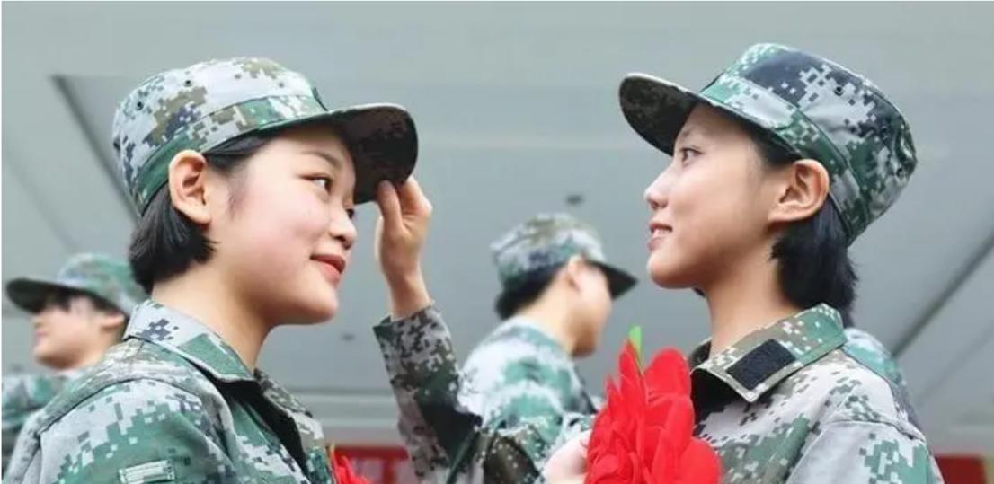 为什么每到退伍季，总能刷到一车一车的男兵摘下军衔告别军营，却很少看到几十名女兵一