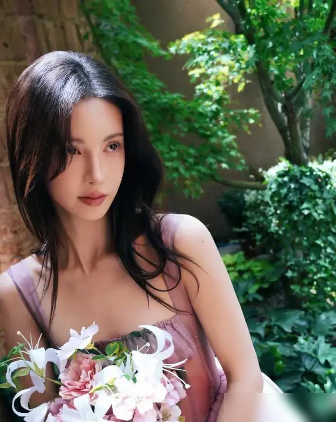 金晨直播被骂嘴歪，她直接把童年照摔网友脸上：不歪我还不喜欢呢！网友拿着放大镜