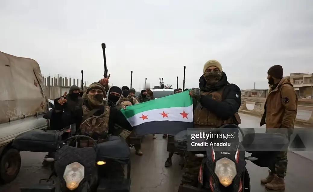 叙利亚库尔德武装眼看要被打垮，地盘丢了大半，连油田都被抢了，结果一支神秘援军突然