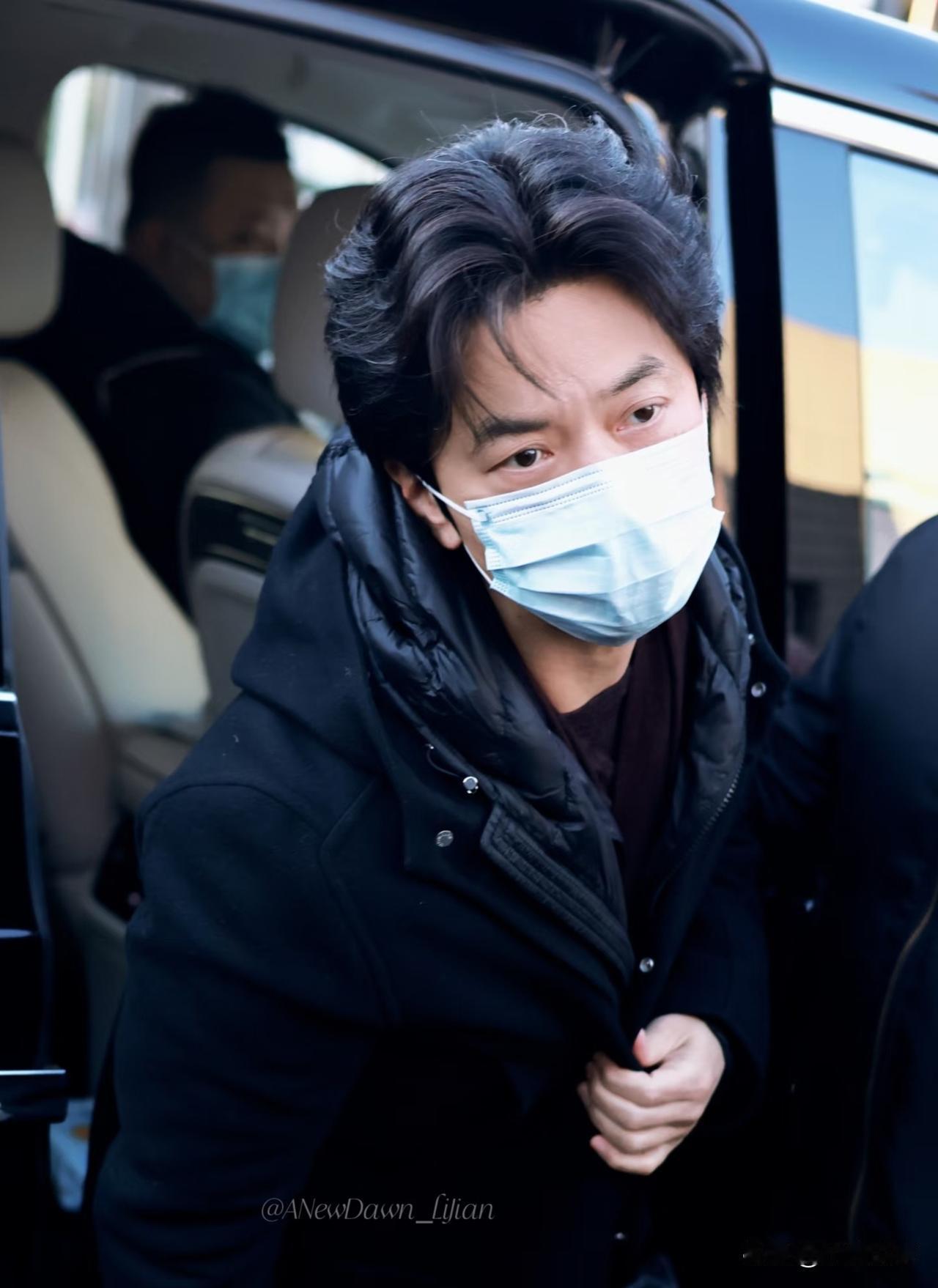 真是越来越看不懂李健了明明52岁的人了油腻，秃顶，大肚腩，这些中年常见的情况