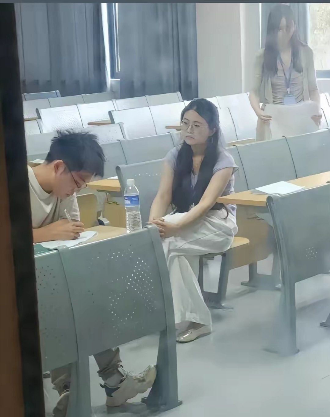 走又不甘心，想写也不会写，想抄也抄不了