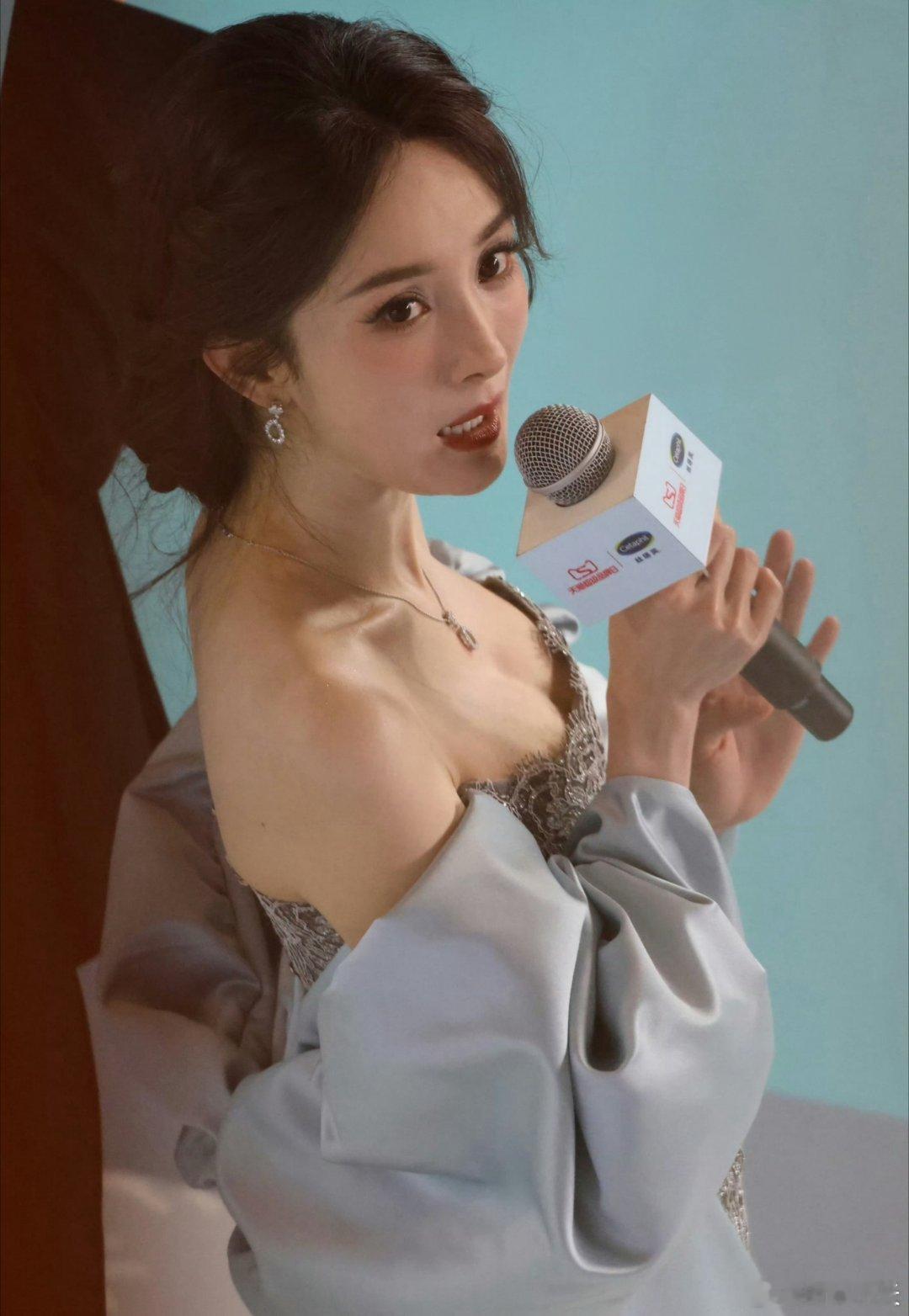 杨幂的站姐太不懂事了，什么角度都敢拍。害得我去滴点眼药水看清大幂幂