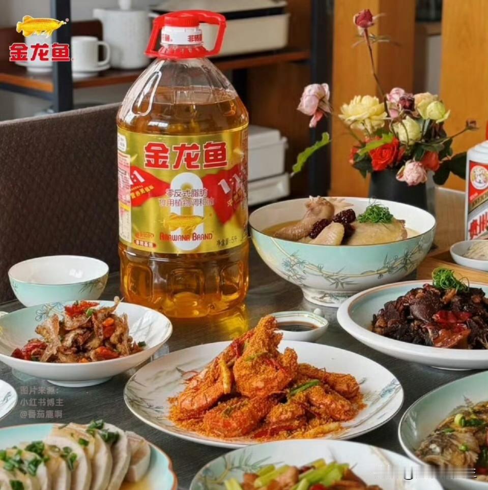 我晚饭都没吃，坐在沙发上愣神。那个金龙鱼，我又不是没买过，现在想想心里都膈应。