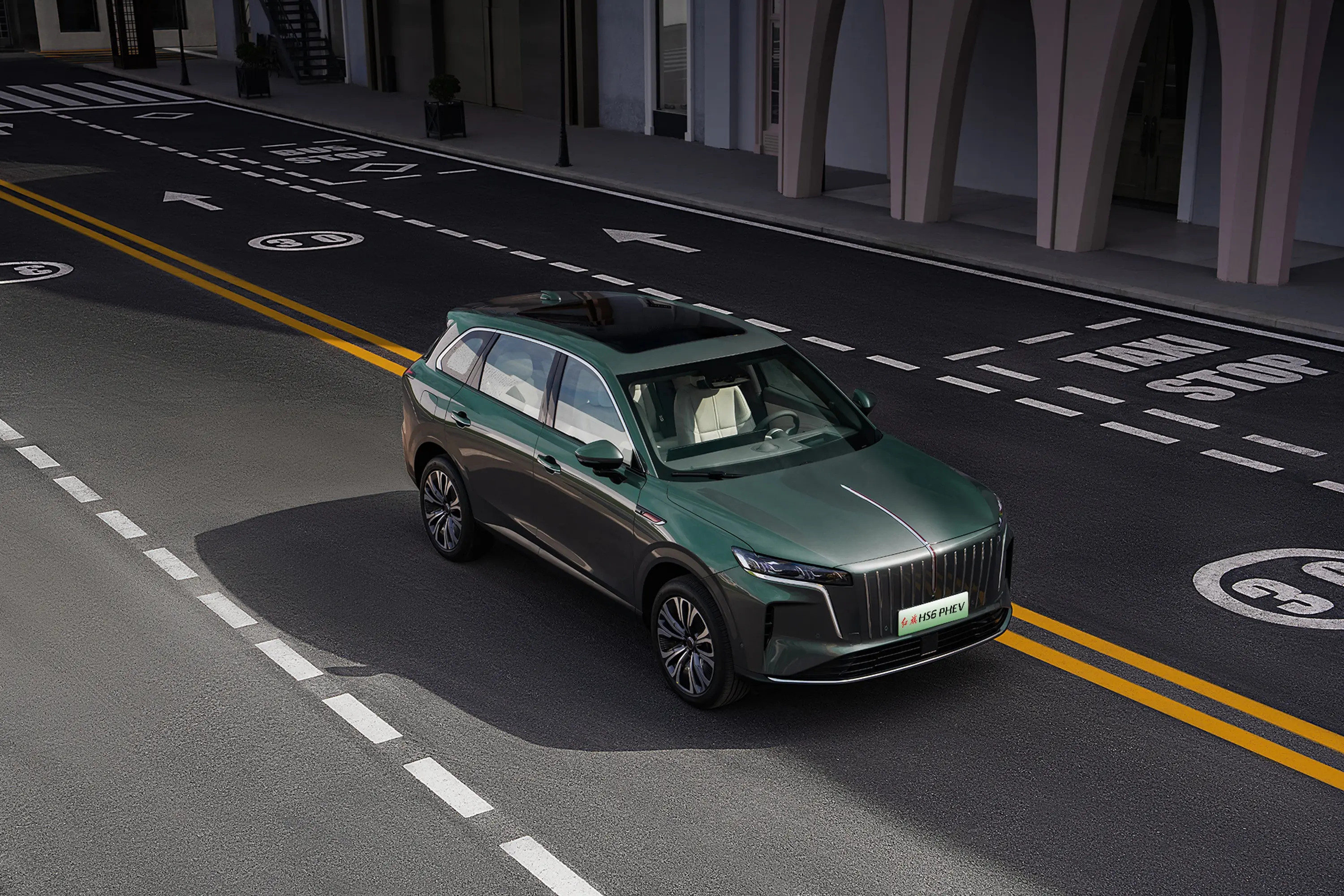 红旗HS6PHEV真的太懂家庭出行了😆。满油满电能跑超远，跨省长途都不用频繁