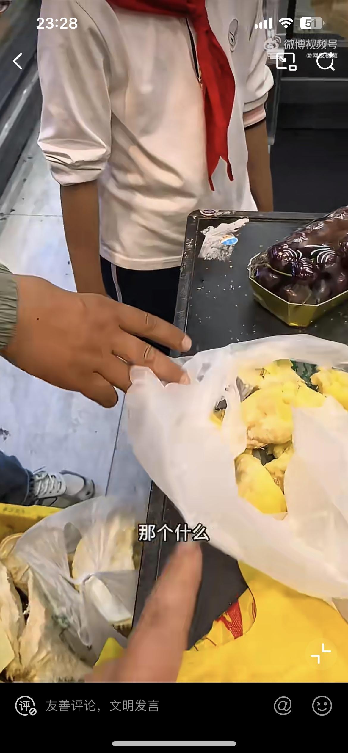 上海男子买了两天的榴莲要退，直接让水果店老板娘崩溃。男子在这家水果店花100