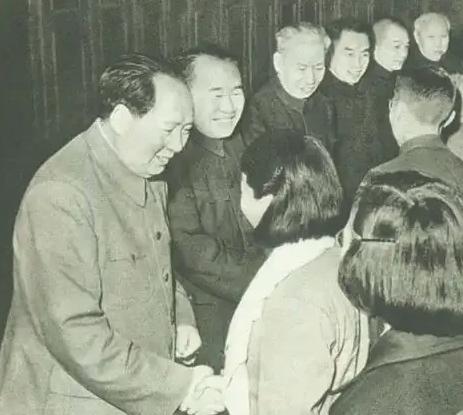 有人说毛主席晚年犯了错，可当历史的车轮碾过岁月，我们回头再看——那位老人站在时代