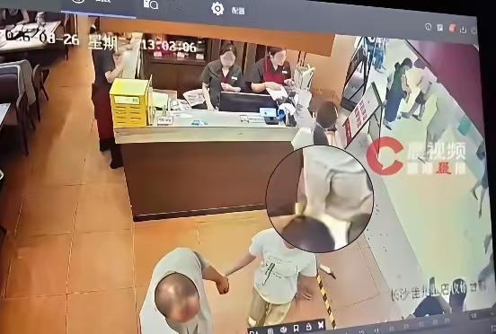 视频看清楚了，确实是碰到了屁股。对了，是她往后退的同时，小孩跑过去。如果她再高一