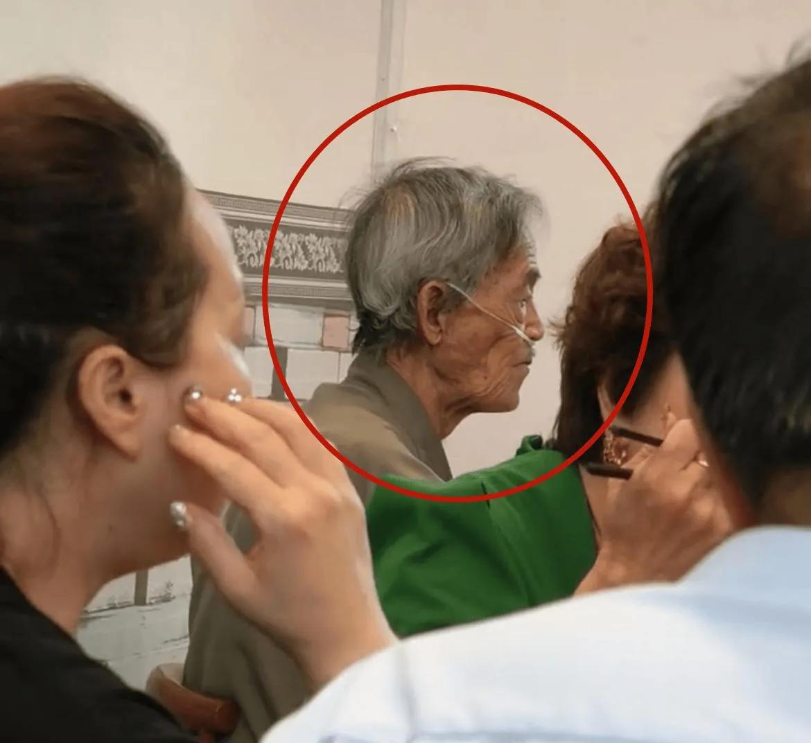 妹爷应宝林去世其实早有预兆2024年7月，就有云南网友偶遇他。照片里他坐