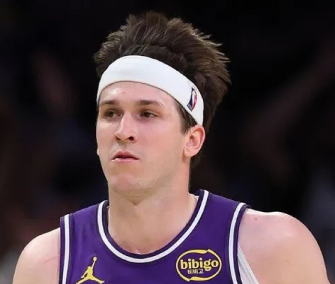 湖人更新官方社媒，公布了球队明日比赛的球队伤病报告。奥斯汀-里夫斯（左侧腹外斜