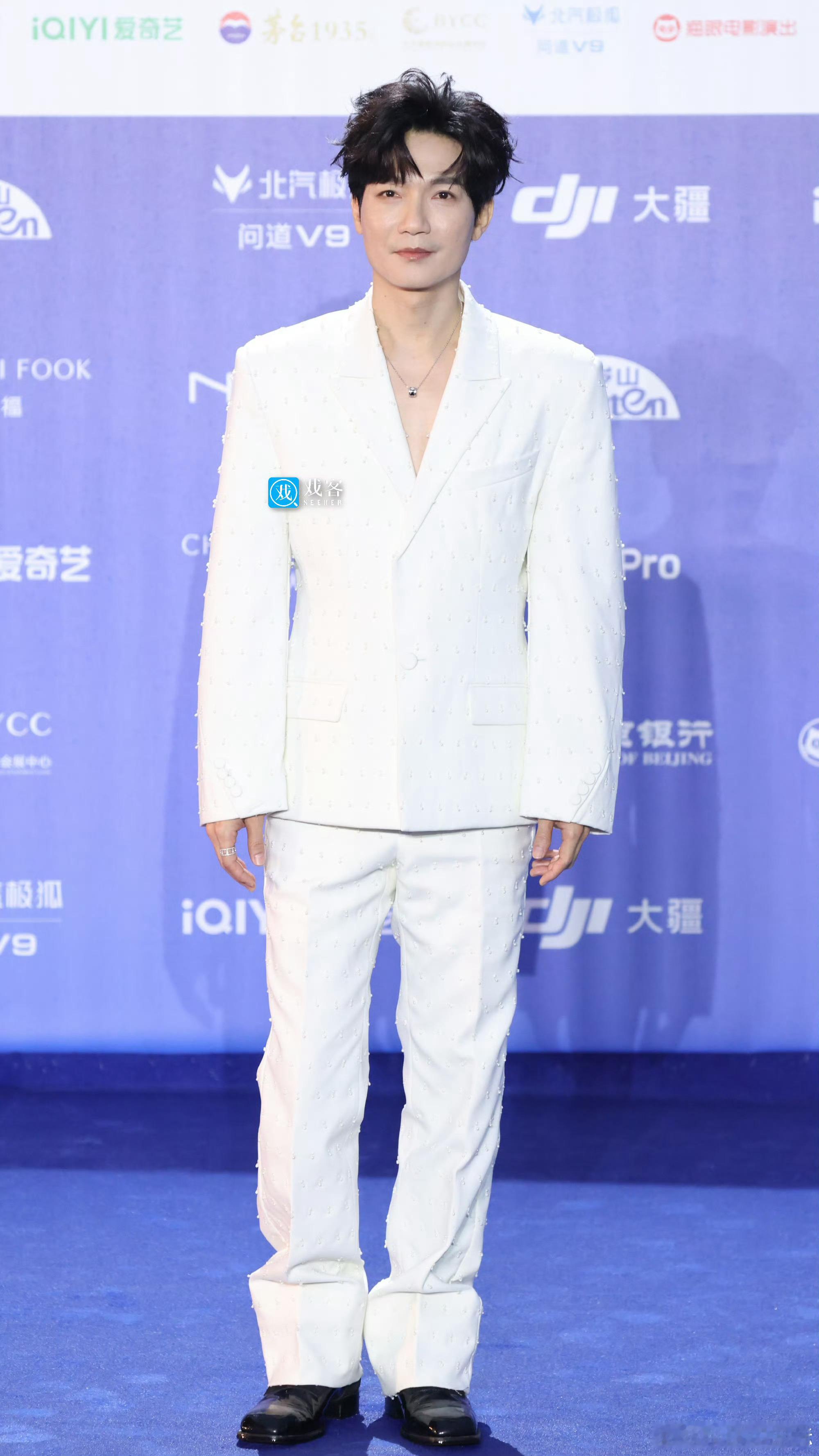 陈楚生北影节红毯生图陈楚生北影节红毯造型陈楚生亮相北影节红毯，一袭白色立体剪裁