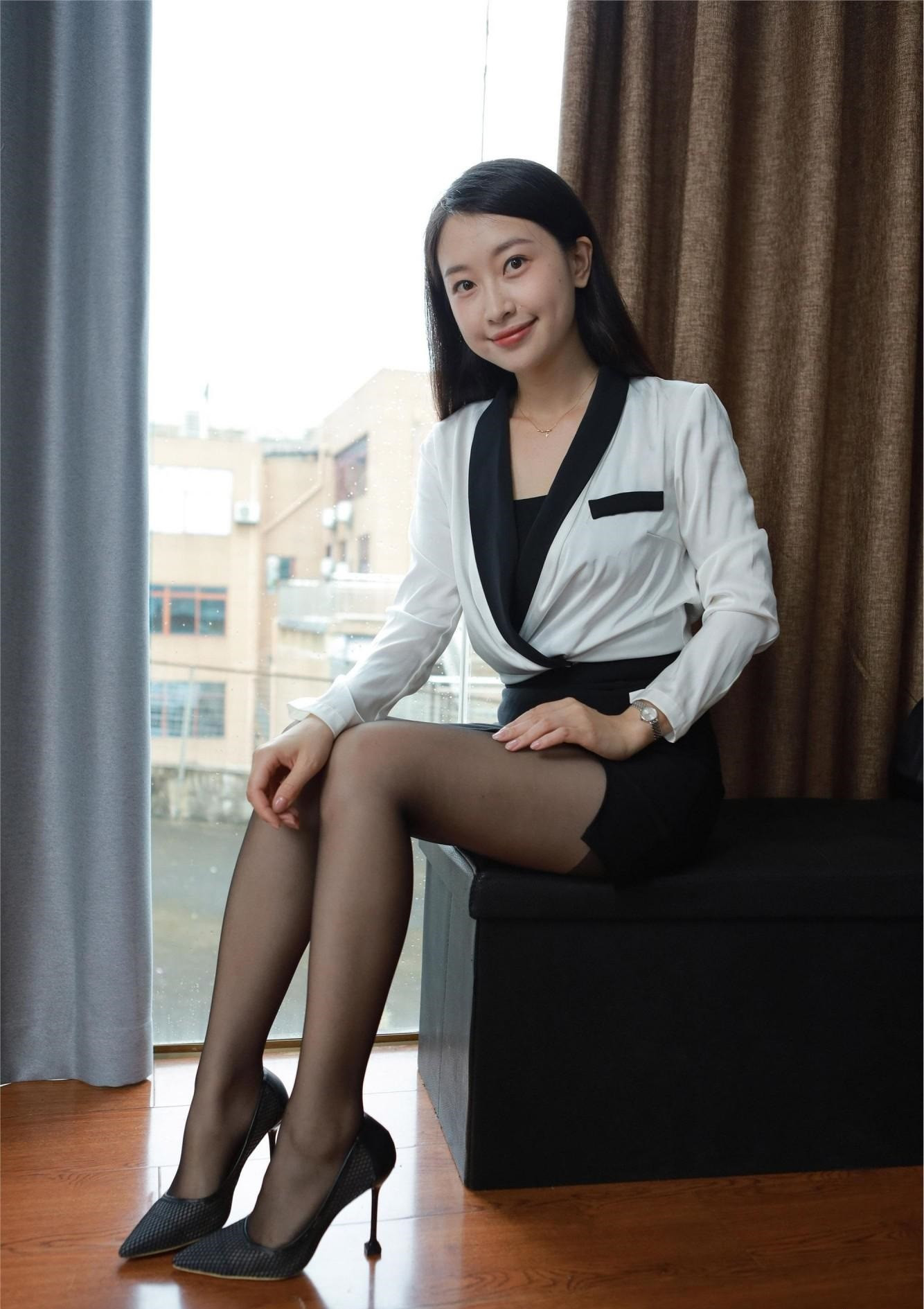 美女小婕，经典黑白配色职业装