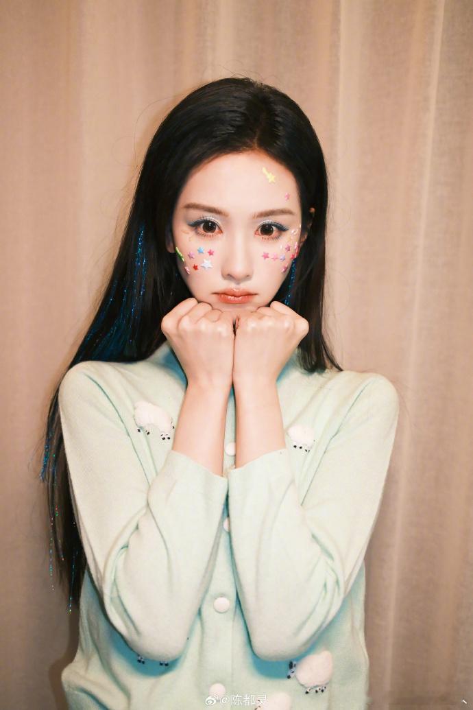 陈都灵祝大家小年快乐陈都灵祝大家都福气满满小年快乐小年氛围渐浓，陈都灵现身送福