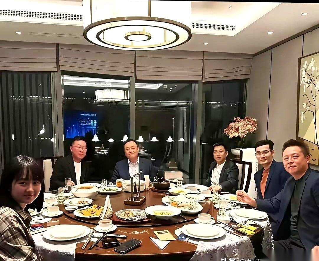 那个男人，回来了快七年了吧？当初他出来的时候，我跟你讲，多少人眼睛都亮了，觉得