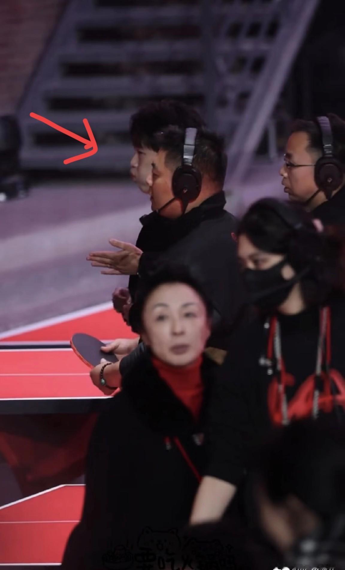 大头刚下台，腿都软了。不是演的，是真扛住了。台上笑得自然，台下喘得像跑完五公