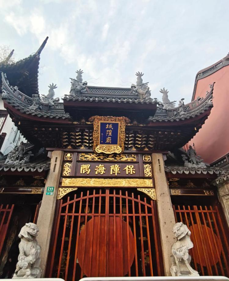 城隍是古代守护城池的神，至迟在唐代就有祭祀，宋代已经比较普遍，而将其作为全国府州