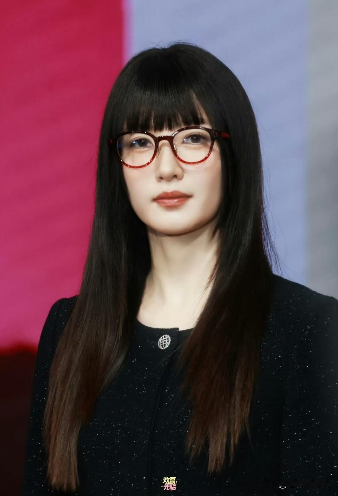 胡歌没想到杨佑宁也没想到江疏影年轻的时候显老，老了没有显年轻，风格却像极了高