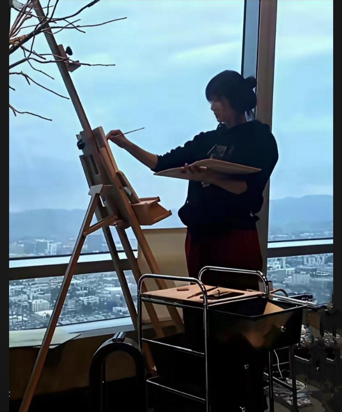 徐静蕾在美国的退休生活真的太舒适了，难怪定居9年都不愿回国了！和男友黄立行一起住