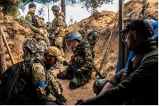 基辅彻底不装了！乌克兰军方近期的一个决定，在全球引发了剧烈震动。他们宣布，所有在