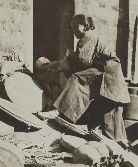 她是一名清朝刽子手的老婆，正在自家门口晒三个骷髅头，那些被砍下来的脑袋无人问领，