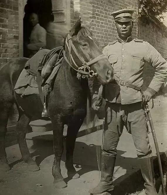 1911年，一张清军骑兵的旧照。这名清军骑兵毫无军容可言：歪戴帽子，皮带松松垮垮