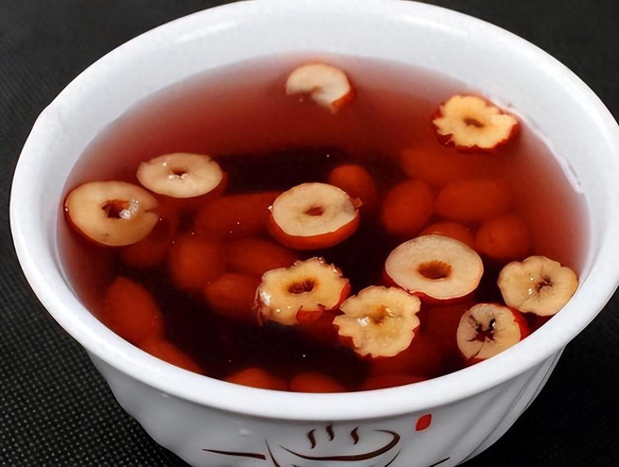 55岁男子常用山楂干泡茶喝，4个月后去检查，专家疑惑：喝了啥？山楂干泡茶这件