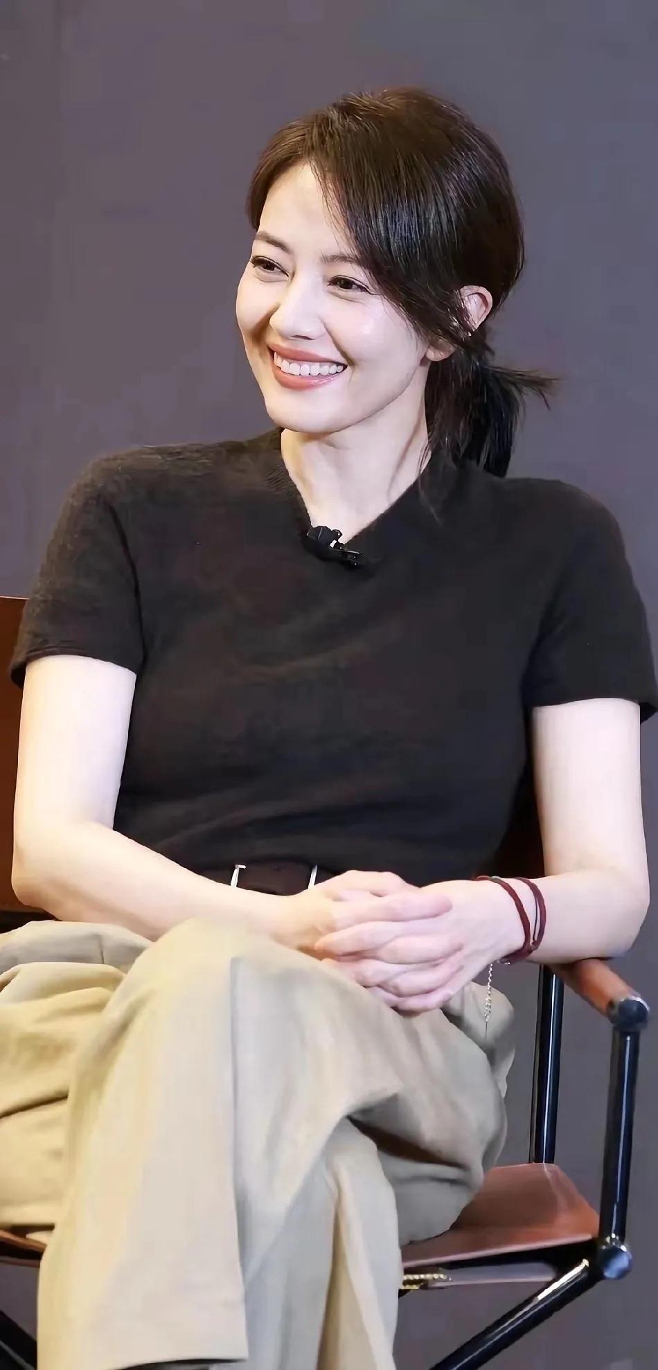 高圆圆太会穿基础款了！一件简约黑色短袖，搭配卡其阔腿裤，配色低调高级。版型利