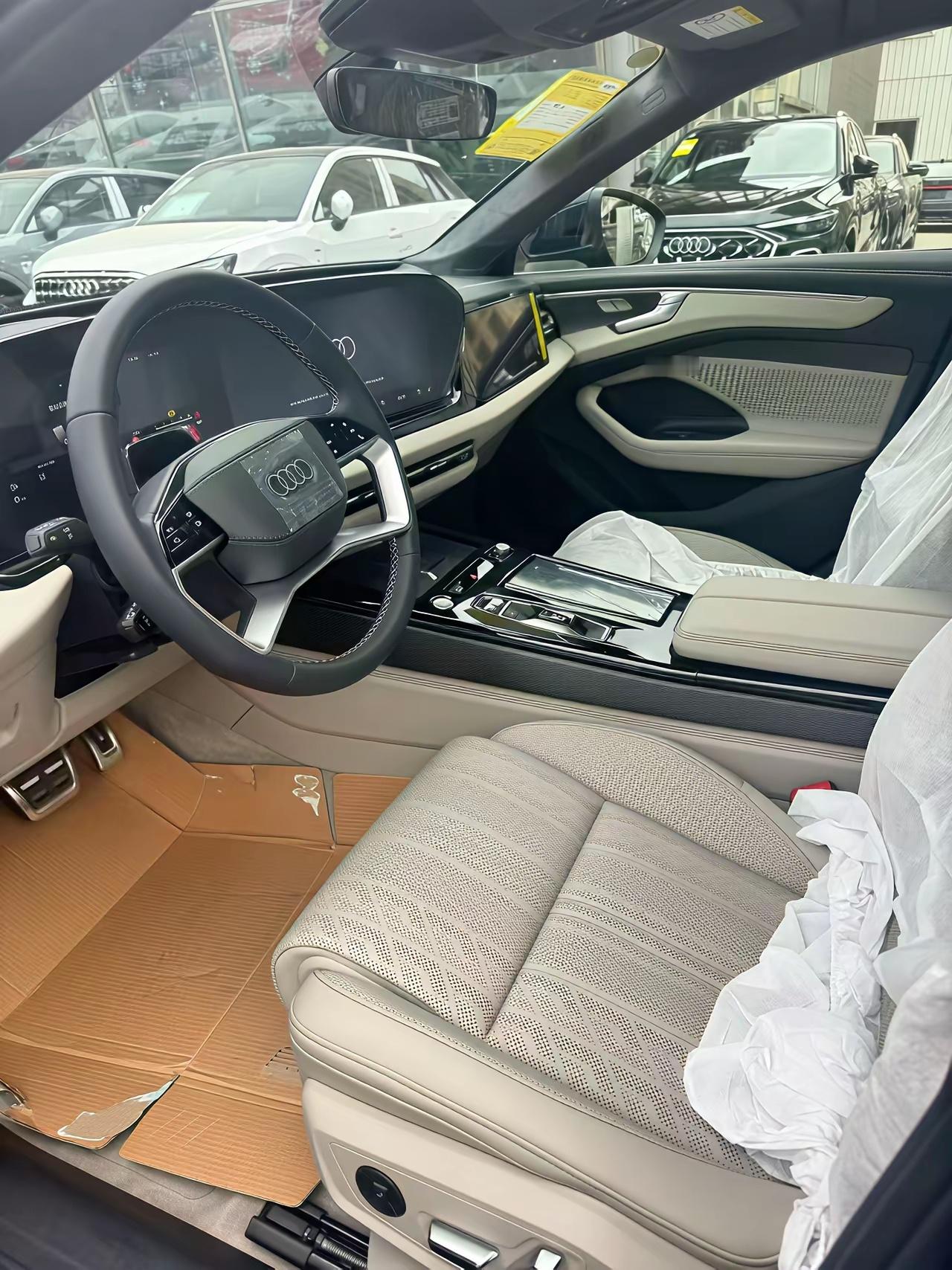 全新奥迪A6L国内正式开售，全系标配后轮转向，其他配置也有大幅提升，和C8车型比