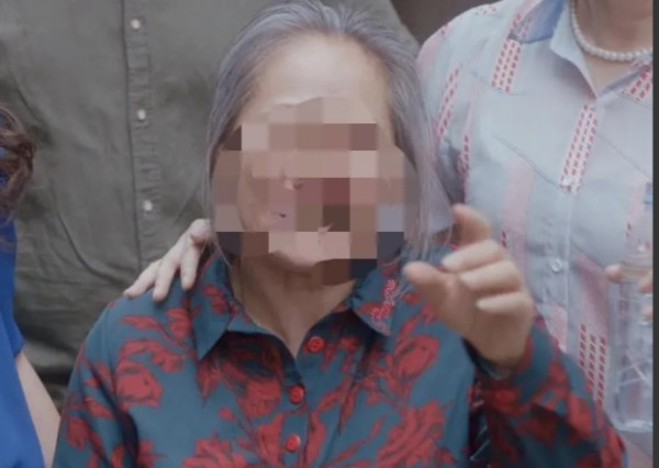北京，一外卖小哥看见一大妈拿走了自己放在电动车上的数据线，遂追赶讨要，遭拒后，用