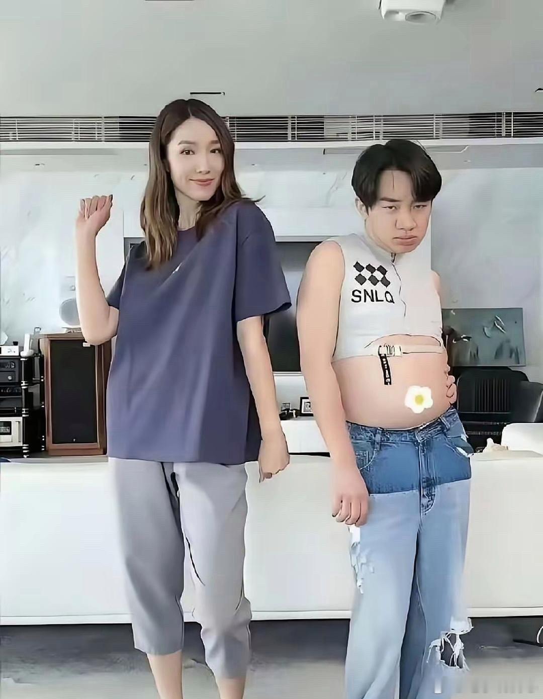 王祖蓝和老婆互换衣服穿，这也太搞笑了吧