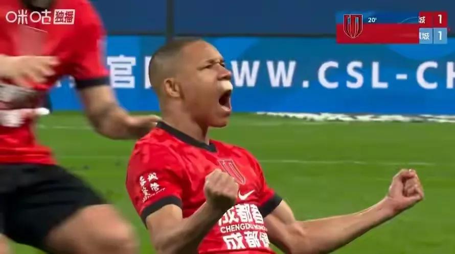 席尔瓦真是一条硬汉成都蓉城球迷越来越喜欢他说他是一条硬汉，一点也不为过。