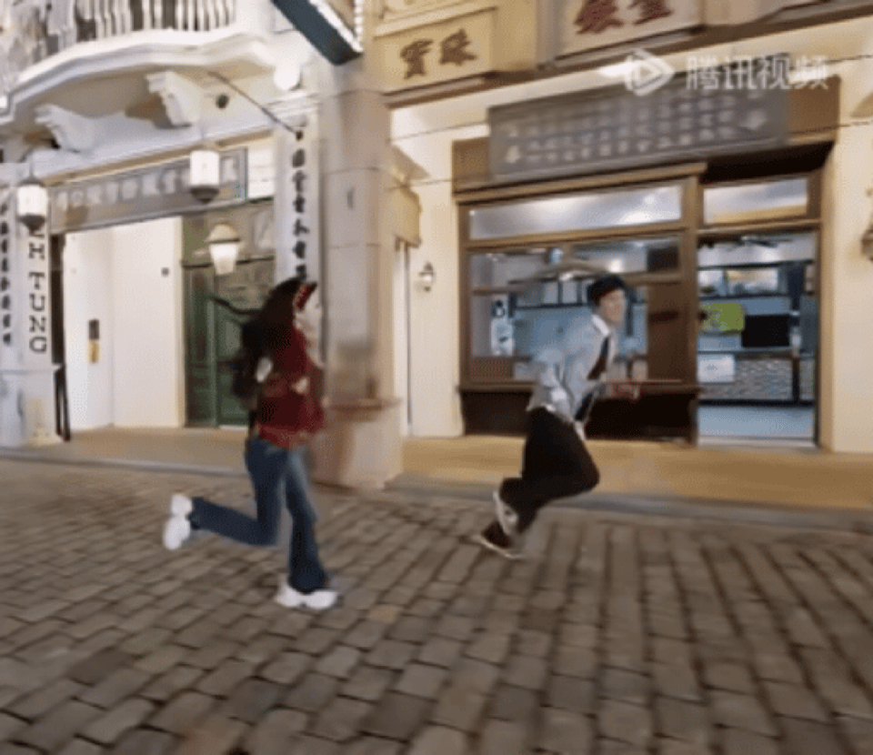 跑男官博发孟子义单人奔跑照，被网友扒出完整版是节目中孟子义追李昀锐片段，这到底是