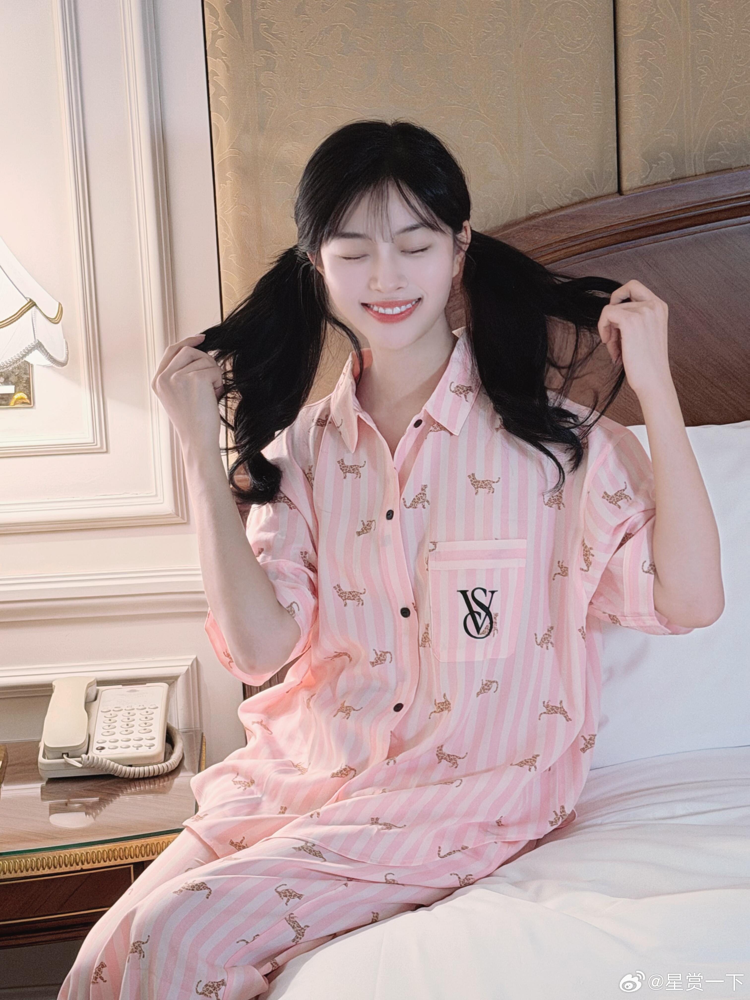 钟雯冠宅家粉色睡衣穿搭