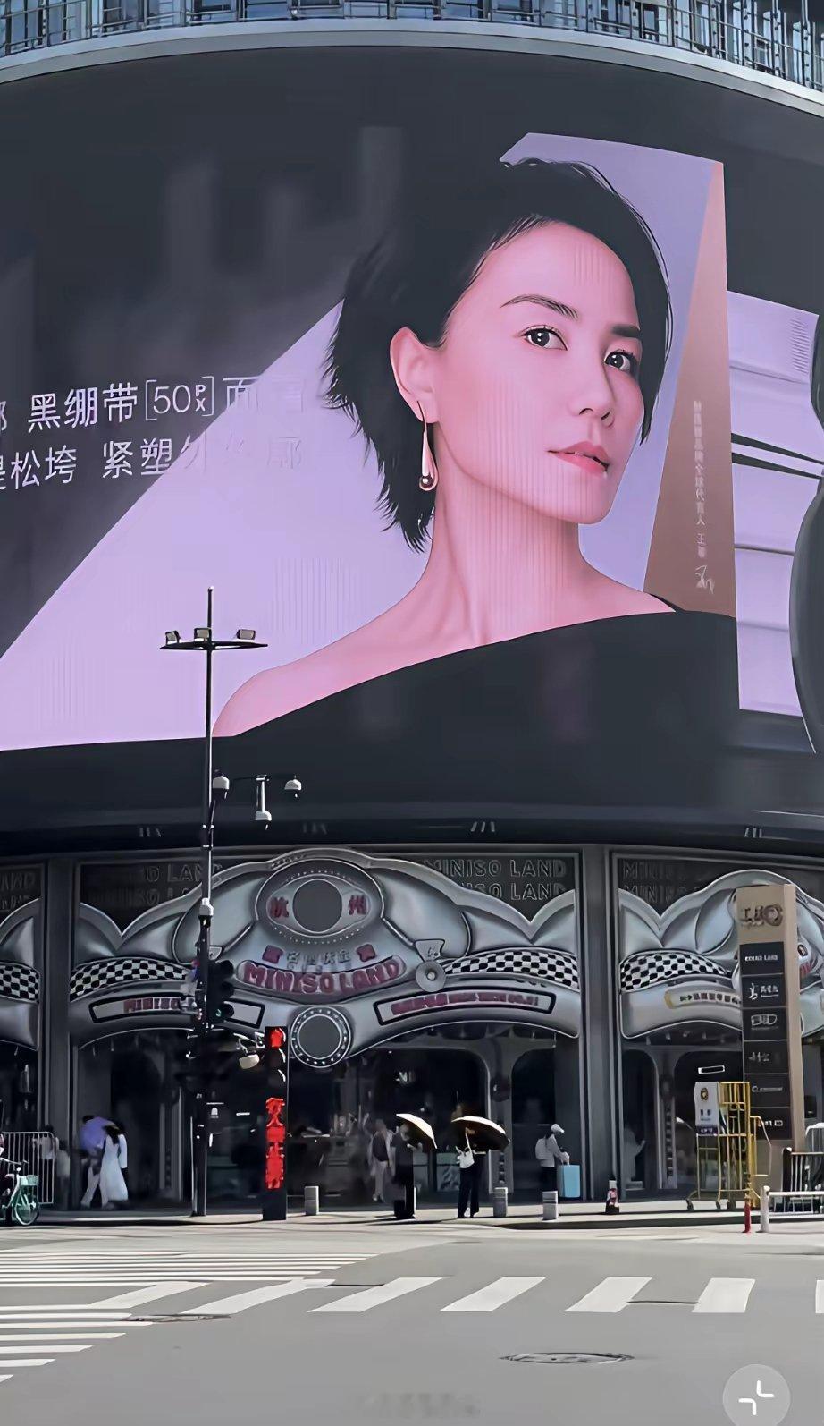 8月4日，王菲全新的赫莲娜广告在西湖边大屏幕上播放，据说68万一条，她颈纹深了，