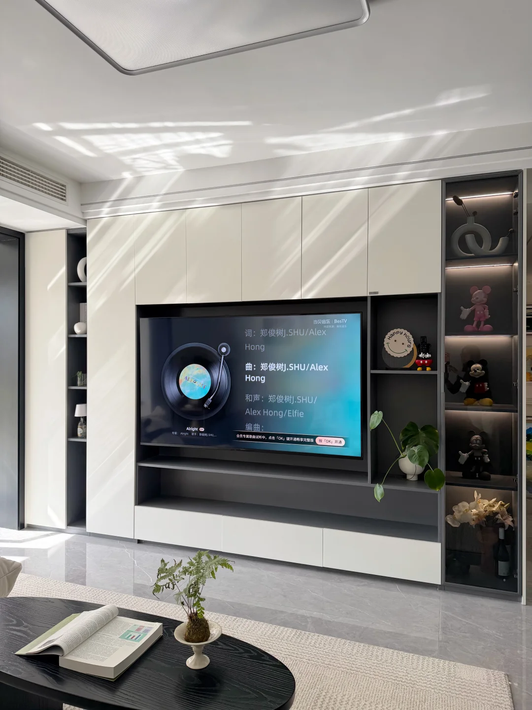 入住2年 ｜客厅依然干净整洁多亏满墙电视柜