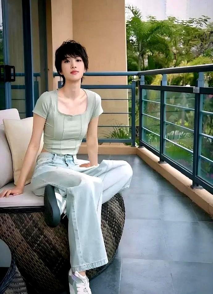 娱乐圈的终局，不是比谁更红，而是比谁“死”得更慢。当那些留学精英、背景咖们一个