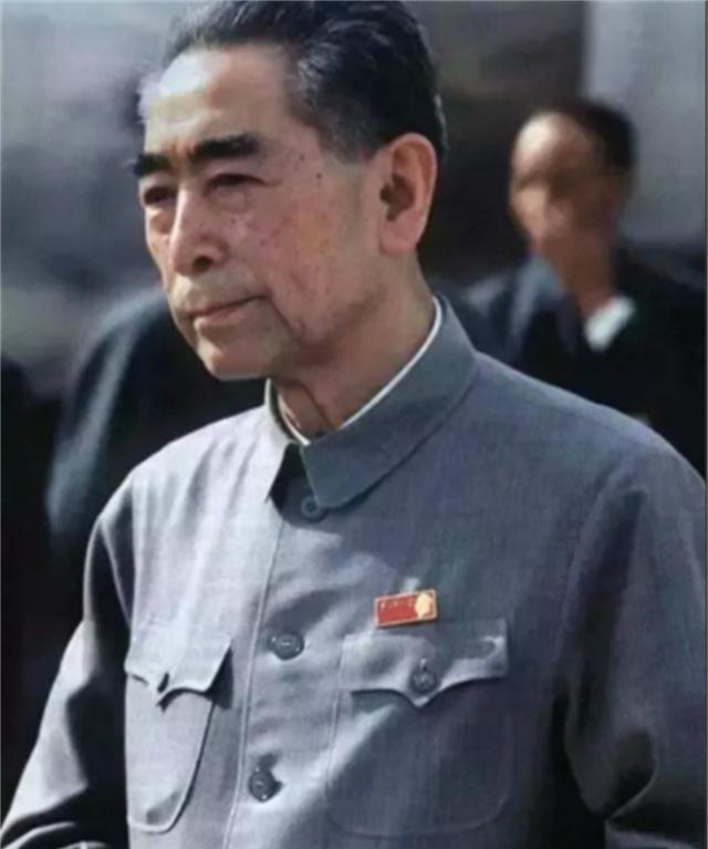 1950年，周总理在一次晚宴上注意到了一位女子。她穿着洗得发白的蓝布旗袍，安