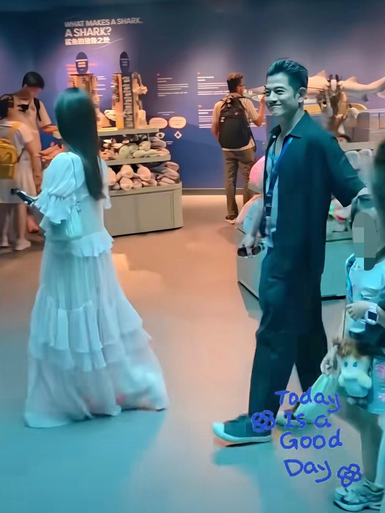 39岁方媛带孩子现身游乐场，她个子不高裙子拖地了，走路的时候都会踩到，网友：有钱