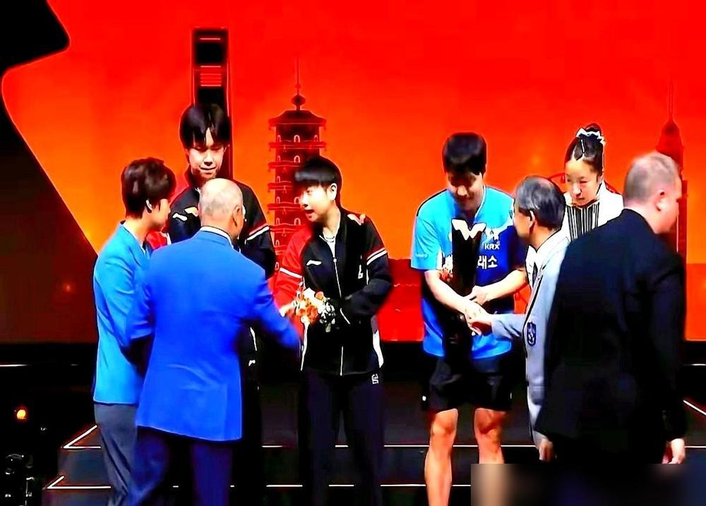 刚才刷到个镜头，我眼睛一下就酸了。李宁冷不丁起身离座，径直冲着孙颖莎走了过去。