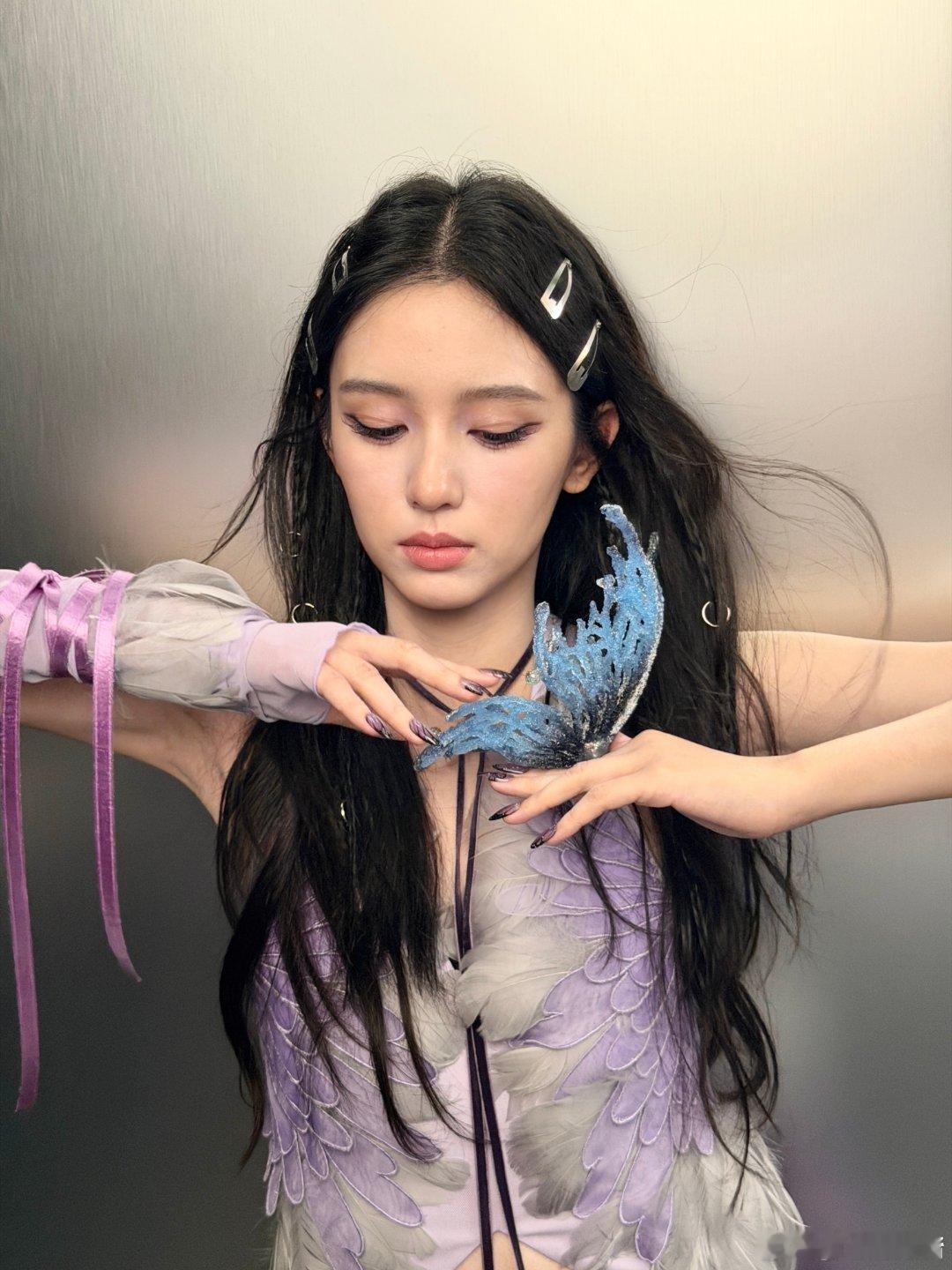 周也是电竞文女主吧这气质真的太适配电竞文女主，冷感长相配上利落神态，又美又强。荧