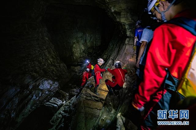 每一个洞穴的地质构造,温度,湿度,岩溶景观成分等都不相同,这是洞穴的