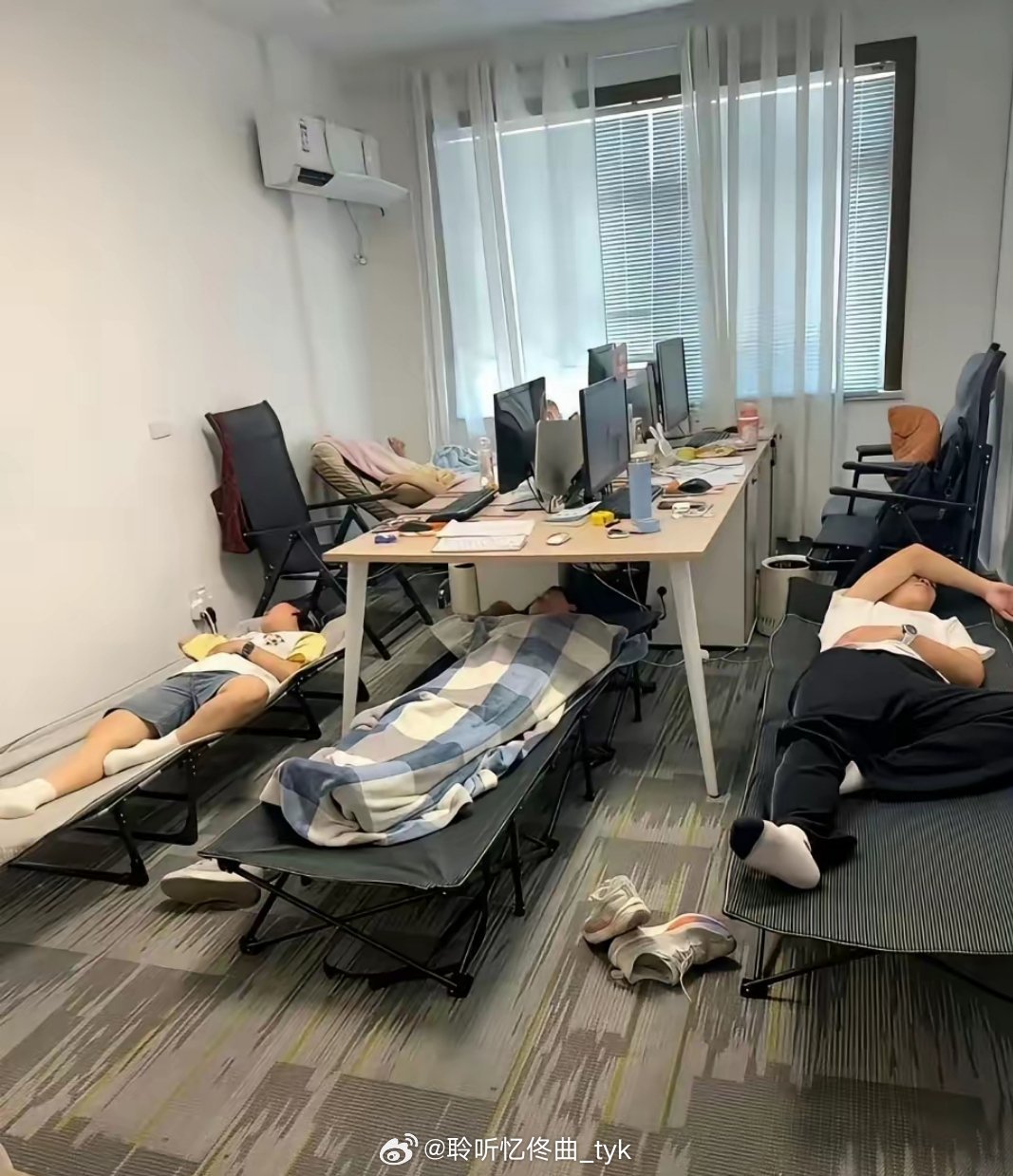 男女同一个办公桌午休，不尴尬吗？