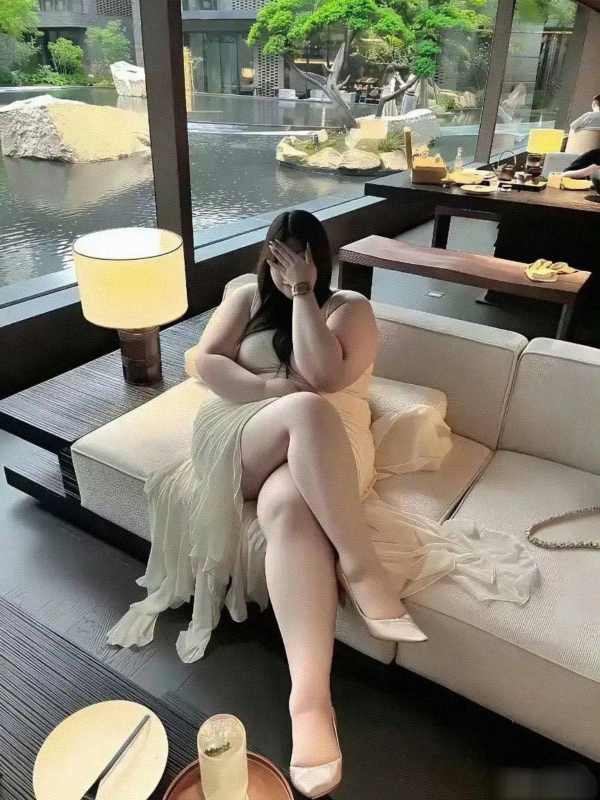 这修图师的修图水平月薪过万不过分吧？​​​​